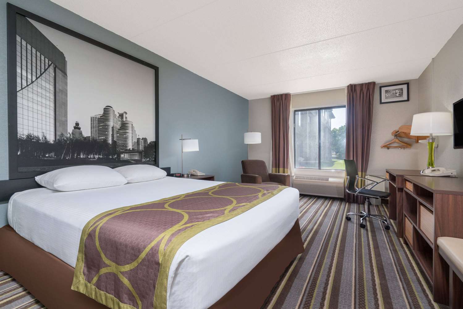 Super 8 by Wyndham Bloomington/Airport 10/31
