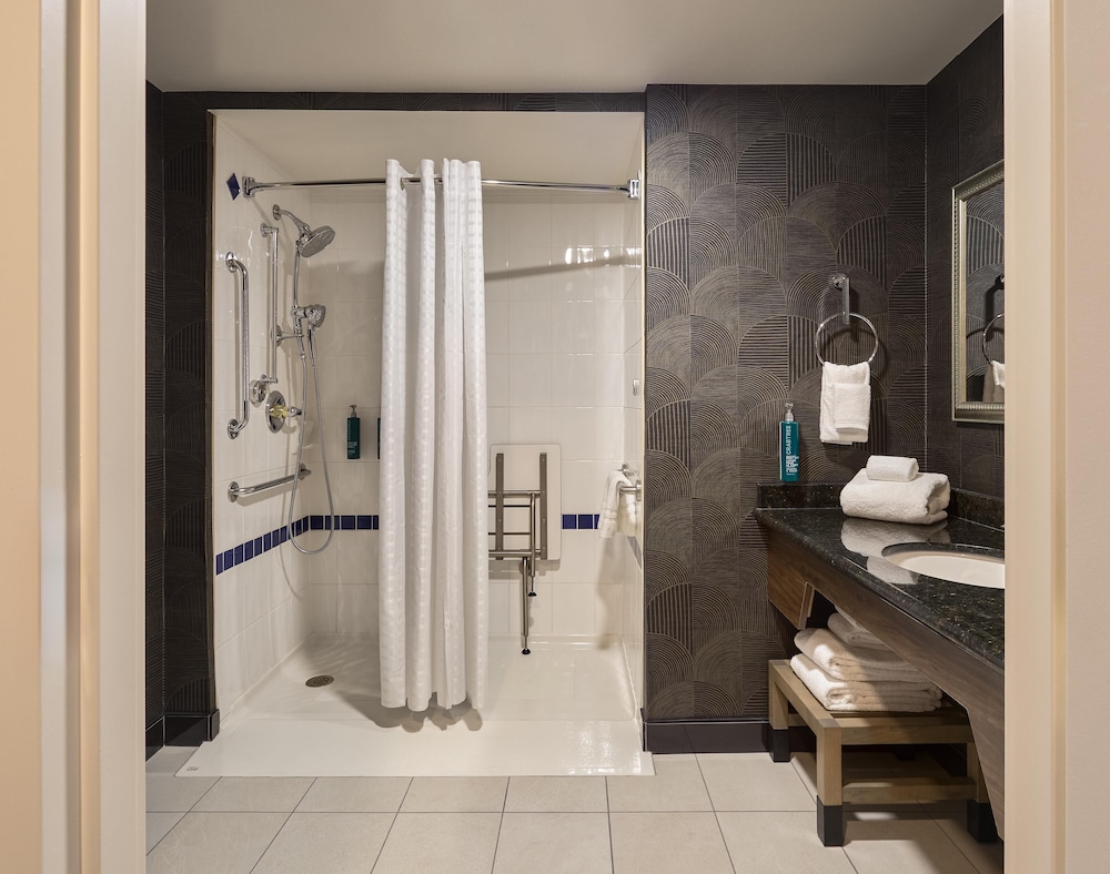 Room, King Bed, Accessible, DoubleTree by Hilton North Vancouver 4/4
