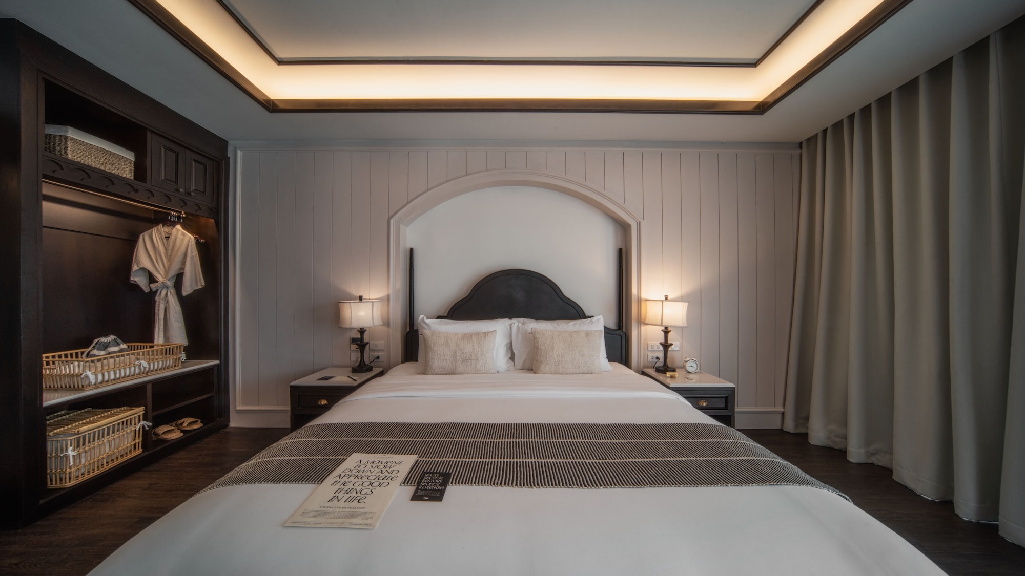 SUITE, KING BED
