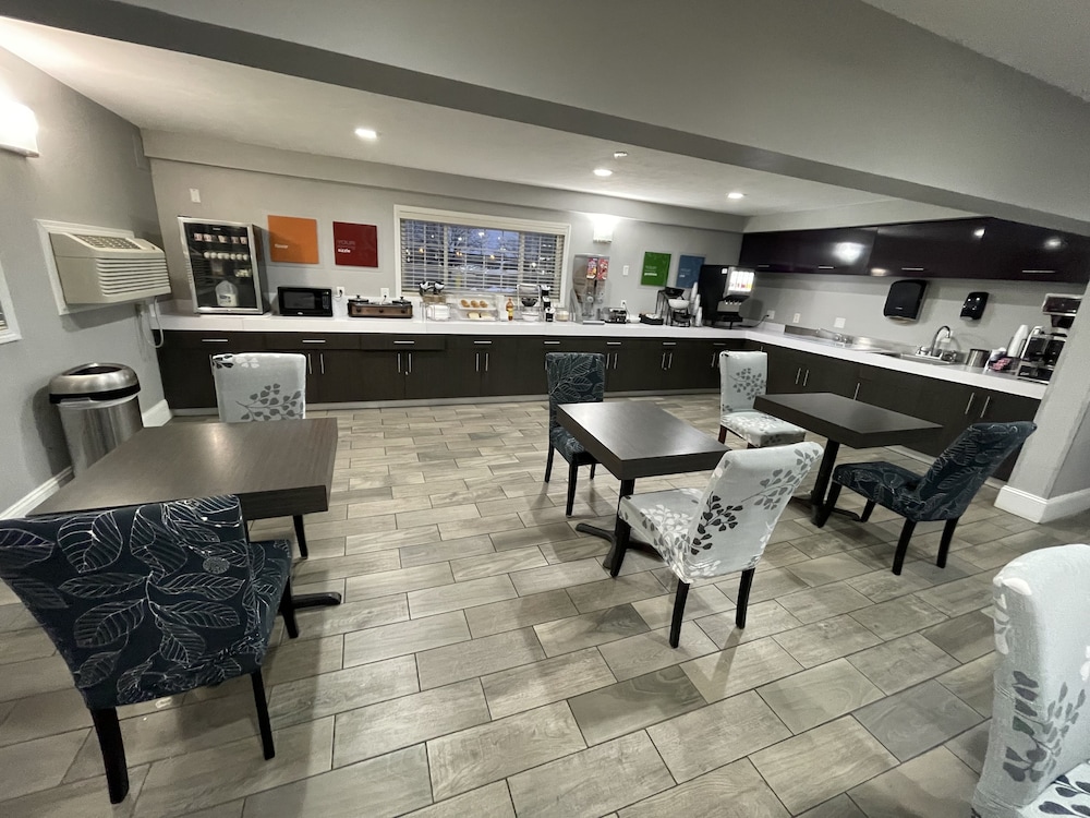 Countryside Inn and Suites Council Bluffs 47/57