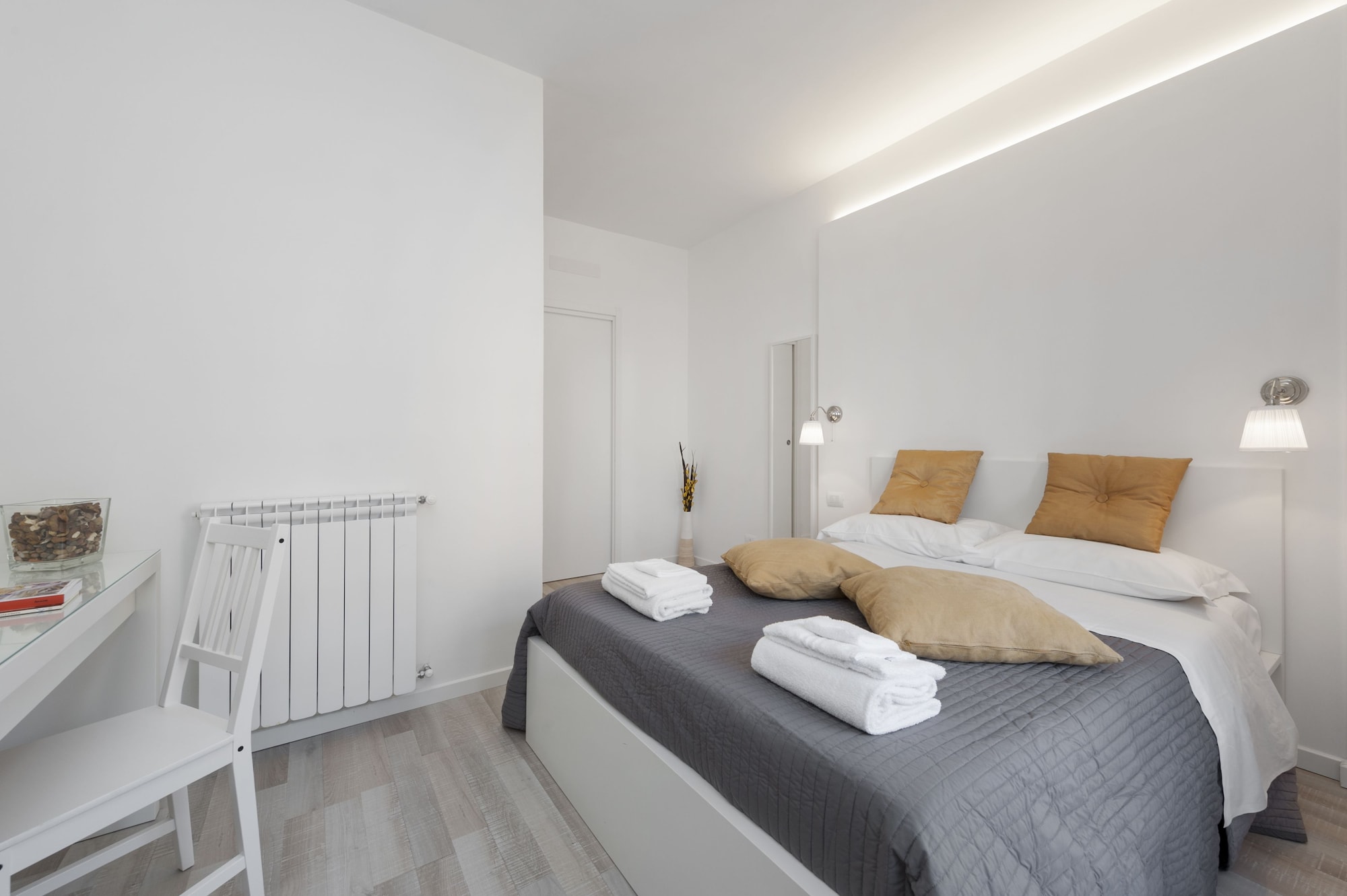 ROOM, DOUBLE BED