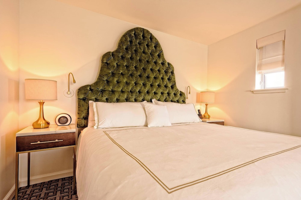 1 BEDROOM, SUITE