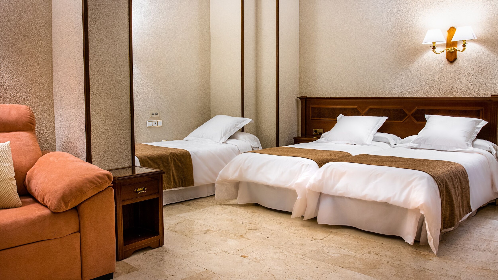ROOM, QUADRUPLE