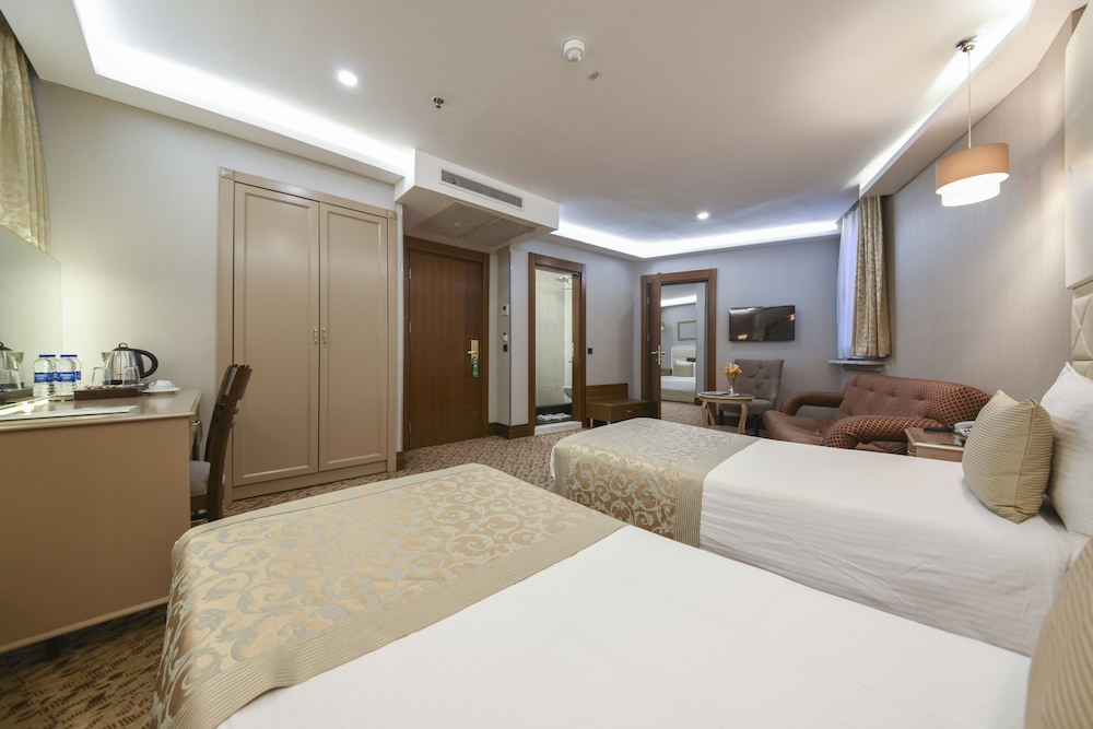 Deluxe, Studio, 1 Single and 2 Queen Beds، Grand Star Hotel Bosphorus 3/6