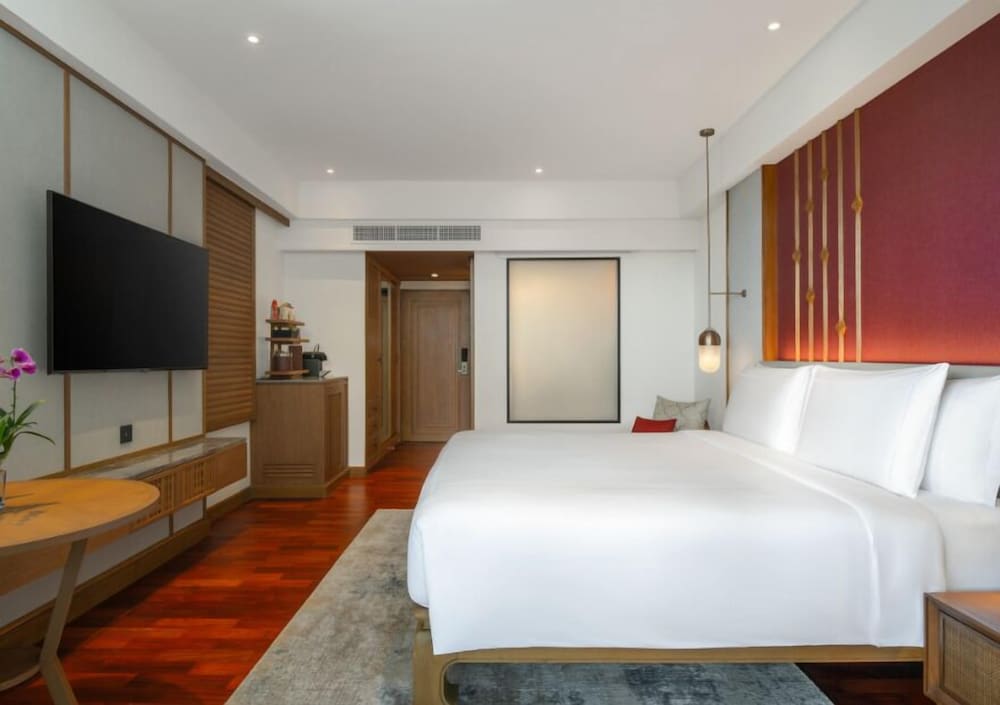 Deluxe, King Bed, Pool Access