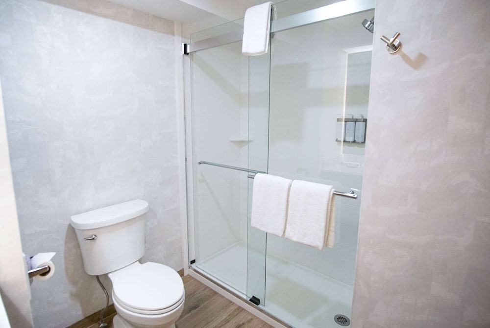 غرفة بسريرين كوين، The Yankee Inn 4/8