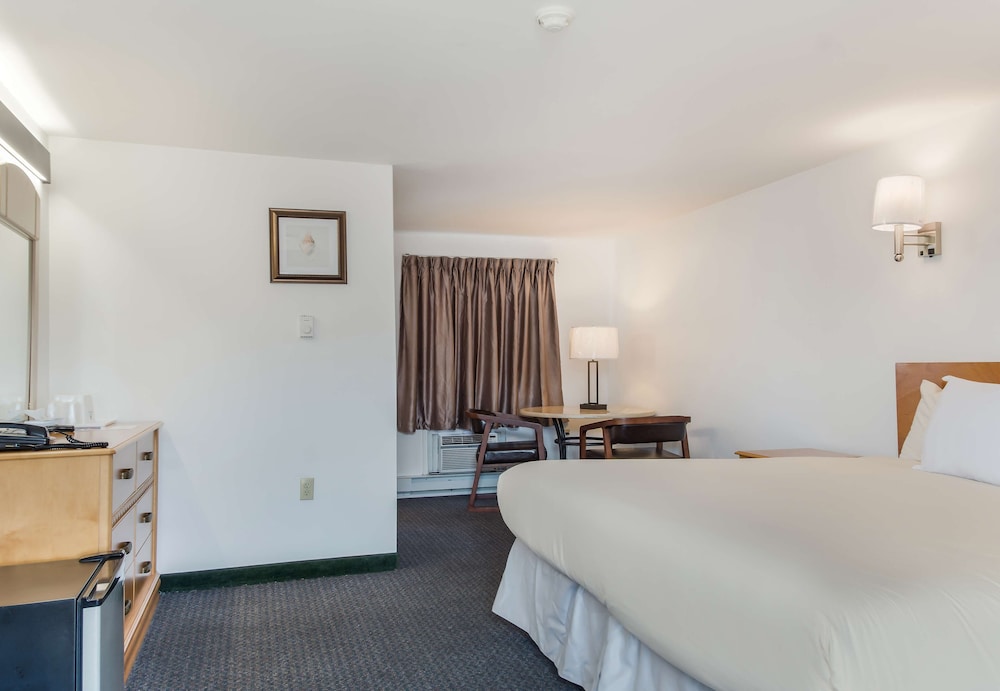 Americas Best Value Inn Suites Hyannis Cape Cod 24/42
