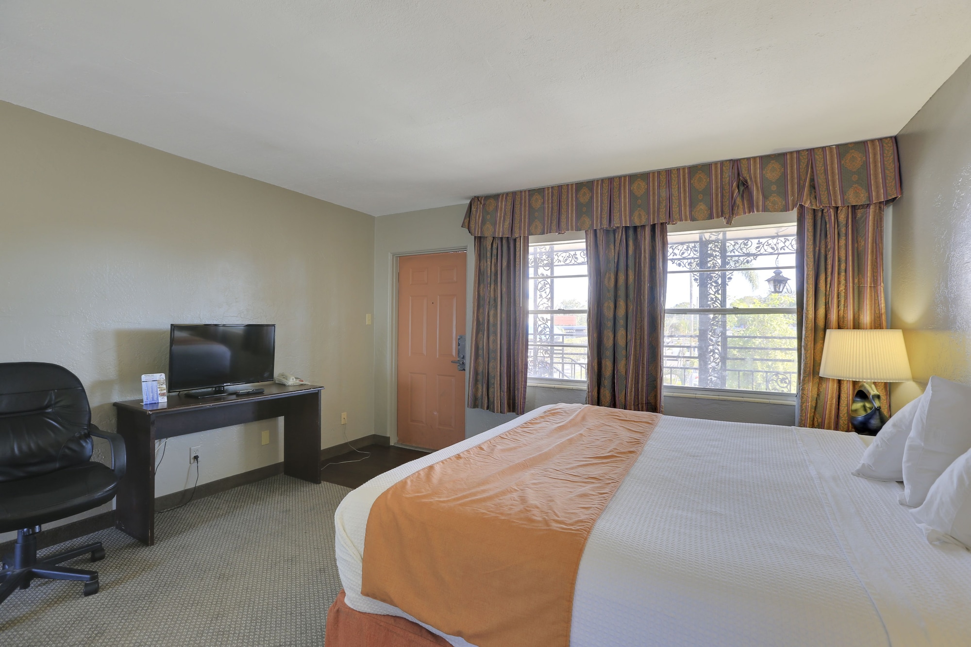 ROOM, KING BED