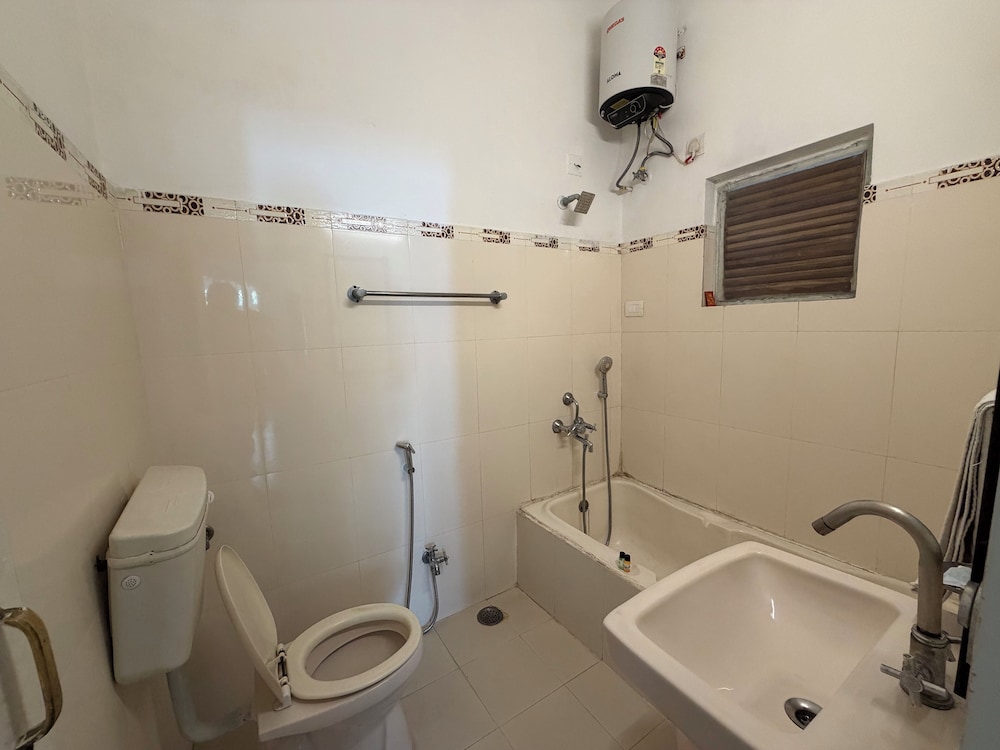Hibiscus Guest House 45/47