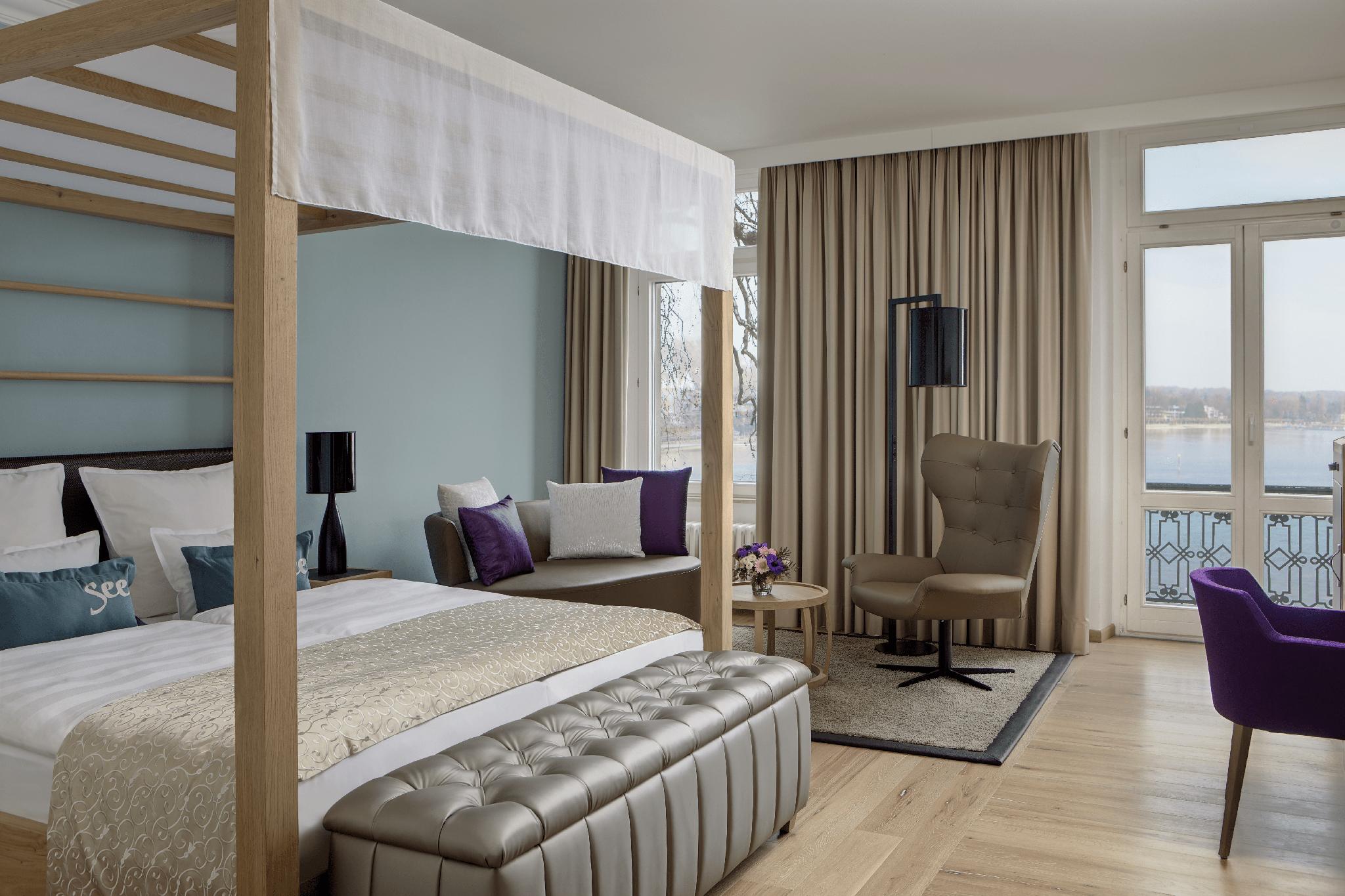 Plus, Deluxe, Queen Bed