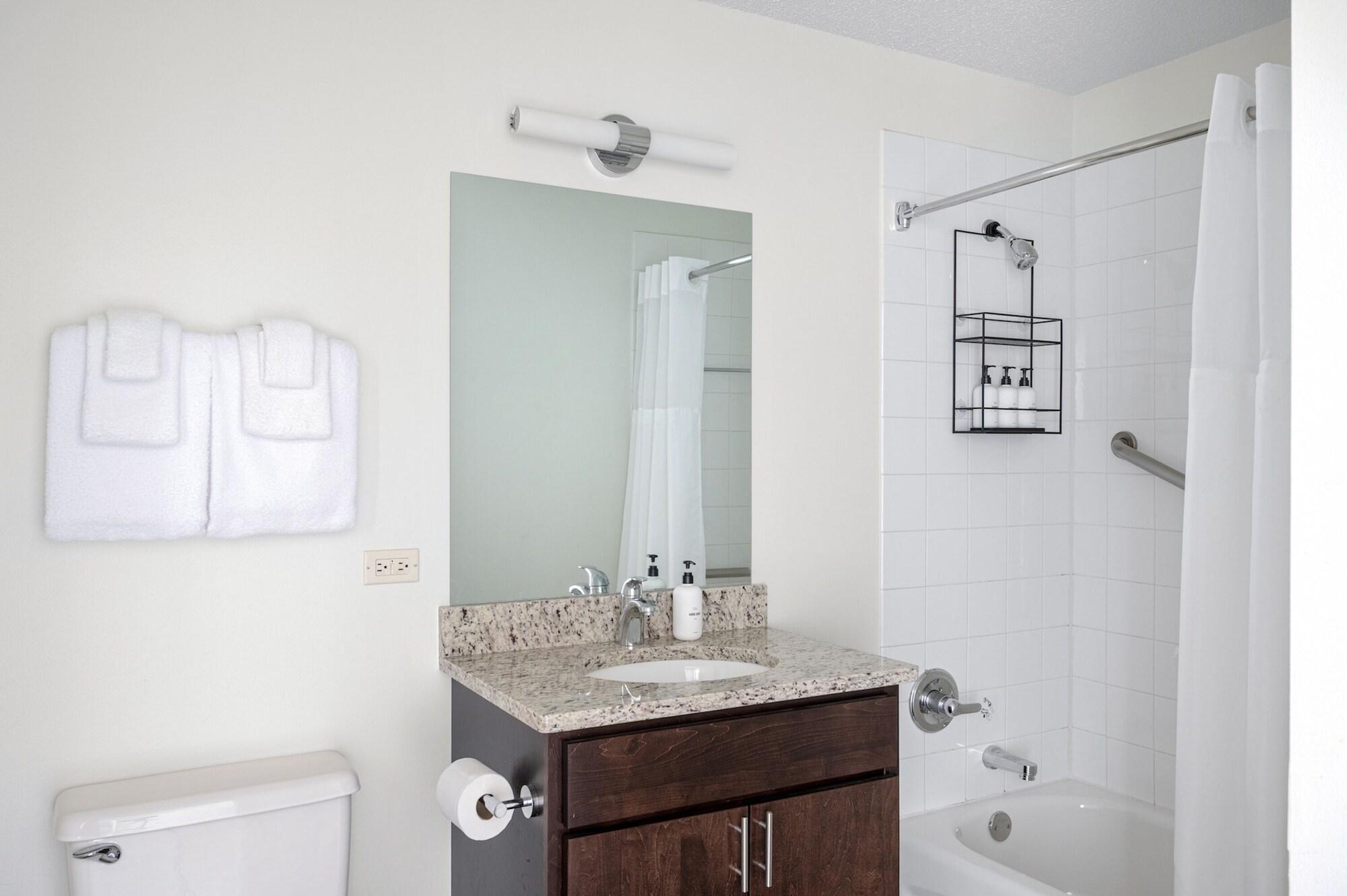 2 Bedrooms, Family, Apartment, 2 Bathrooms، Kasa Chicago River North Apartments 2/4