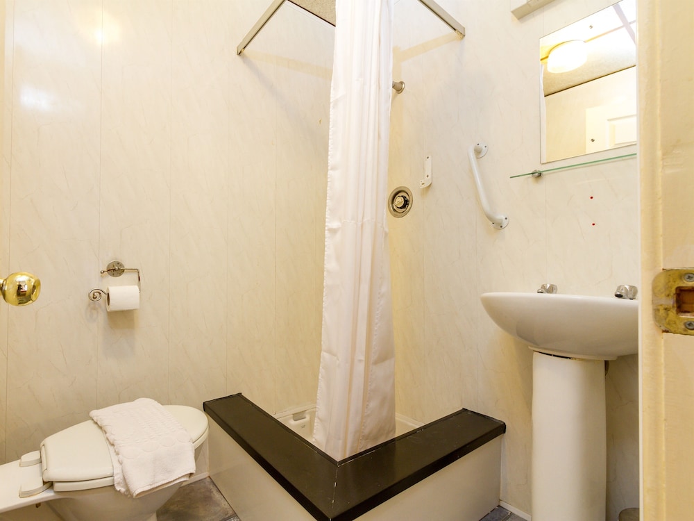 The Oak Lea Hotel 32/40