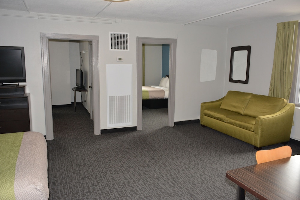 Quality Inn & Suites Kansas City Downtown 33/50