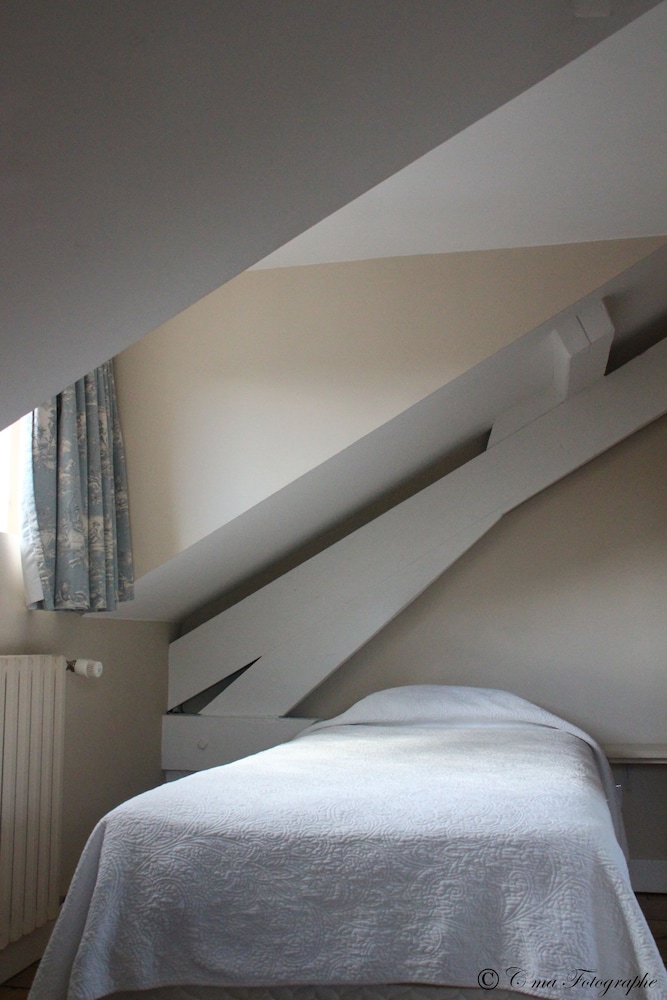 ROOM, SINGLE