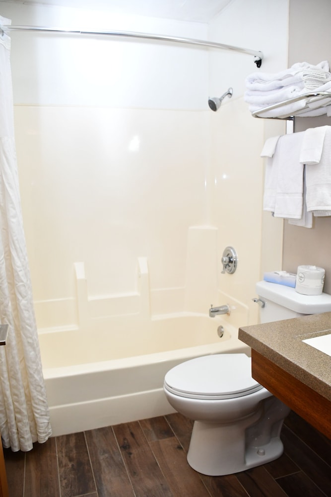 غرفة بسرير كوين لذوي الإعاقة، Baymont Inn and Suites by Wyndham Platteville 4/10