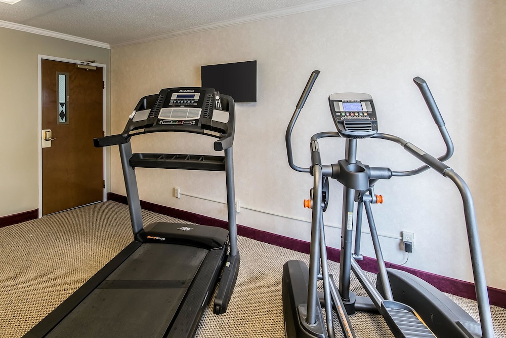 Quality Inn & Suites Evansville North 30/37