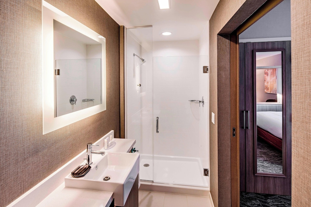جناح بسرير كينج مع سرير سحّاب إضافي لذوي الإعاقة، Springhill Suites Dayton Vandalia 3/4