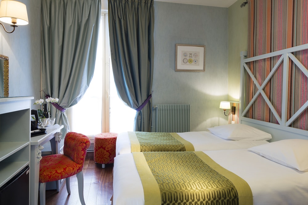 ROOM, TWIN BEDS