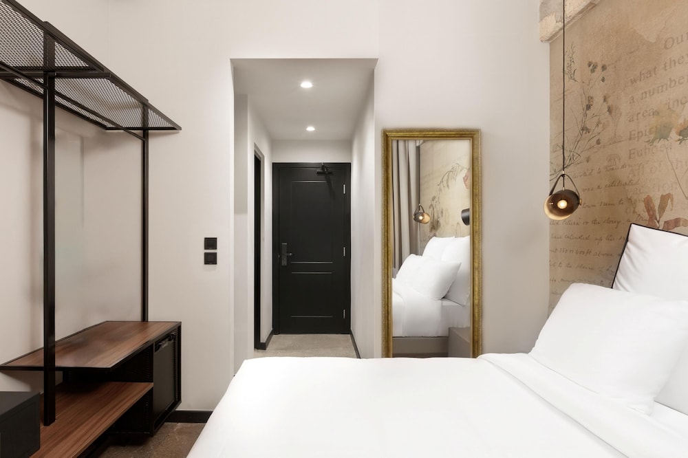 DELUXE, QUEEN BED, BALCONY