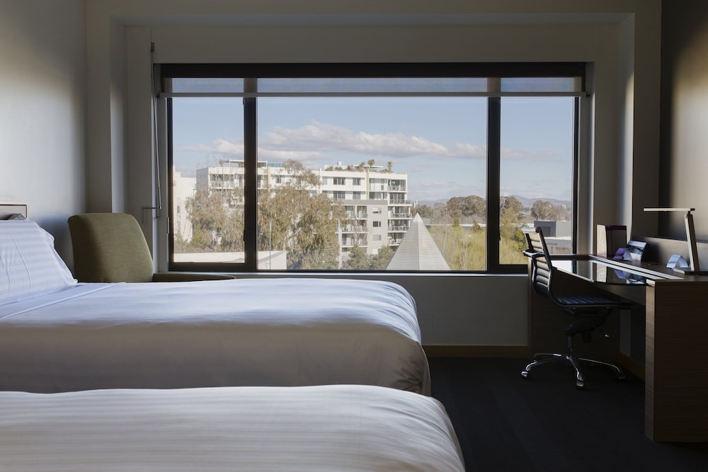 Crowne Plaza Canberra 67/81