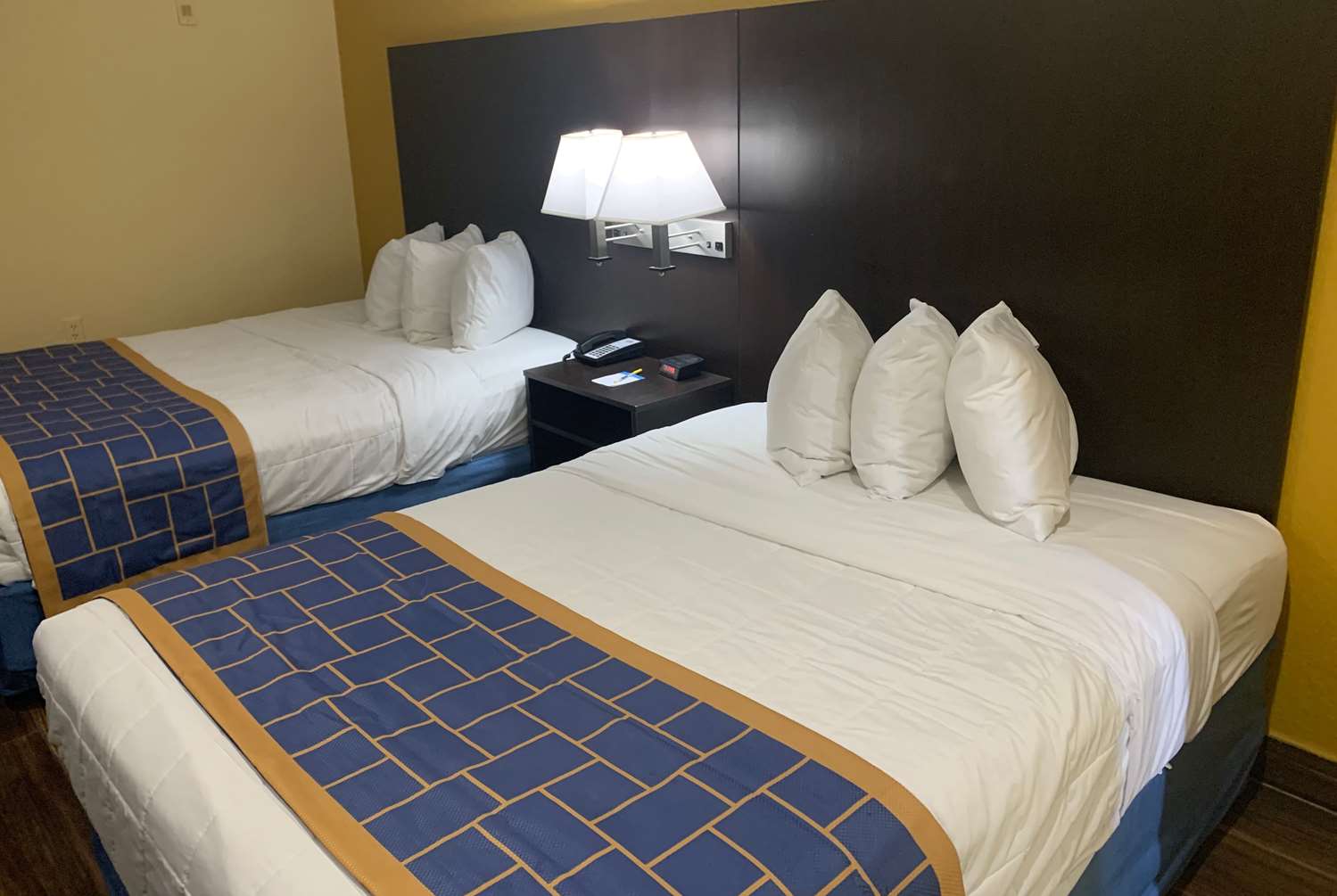 Days Inn And Suites By Wyndham Tampa Raymond James Stadium 19/51