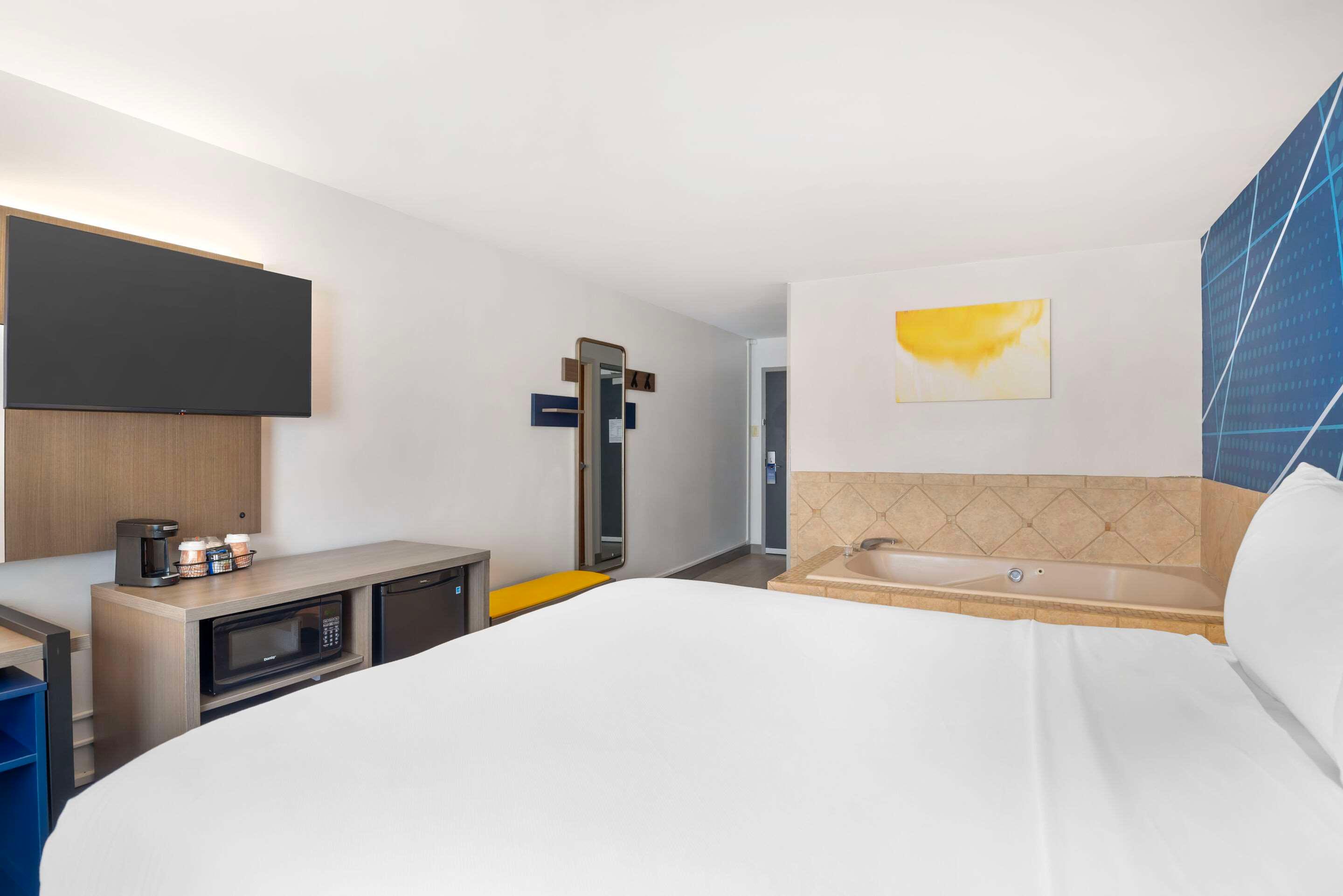 ROOM, QUEEN BED