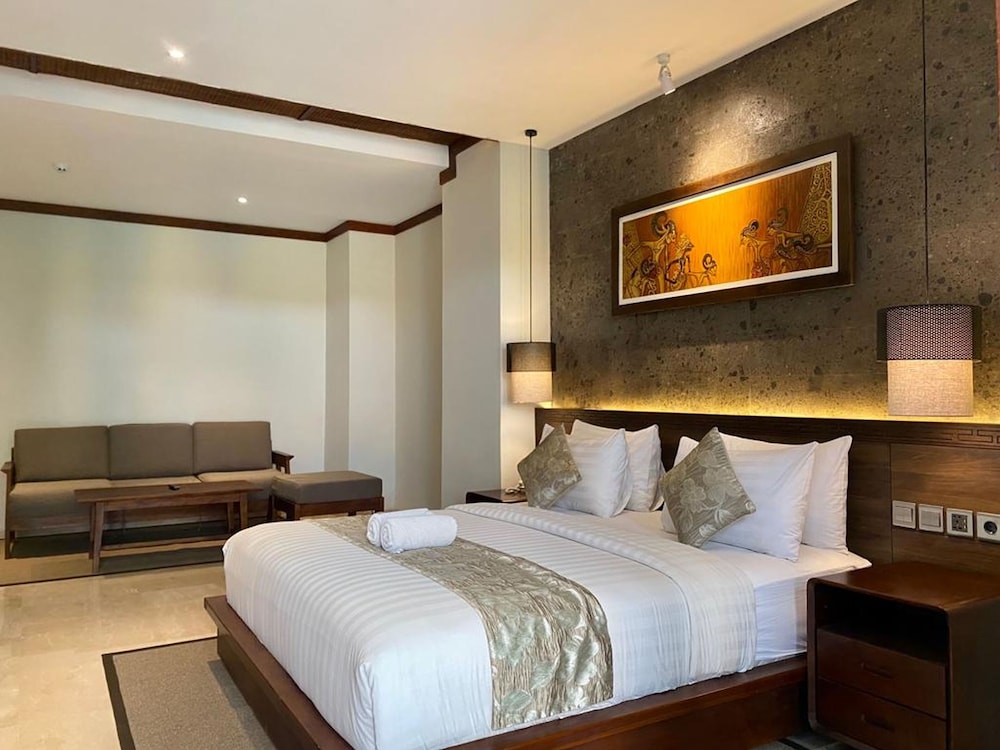 Master, Suite, King Bed, Pool Access