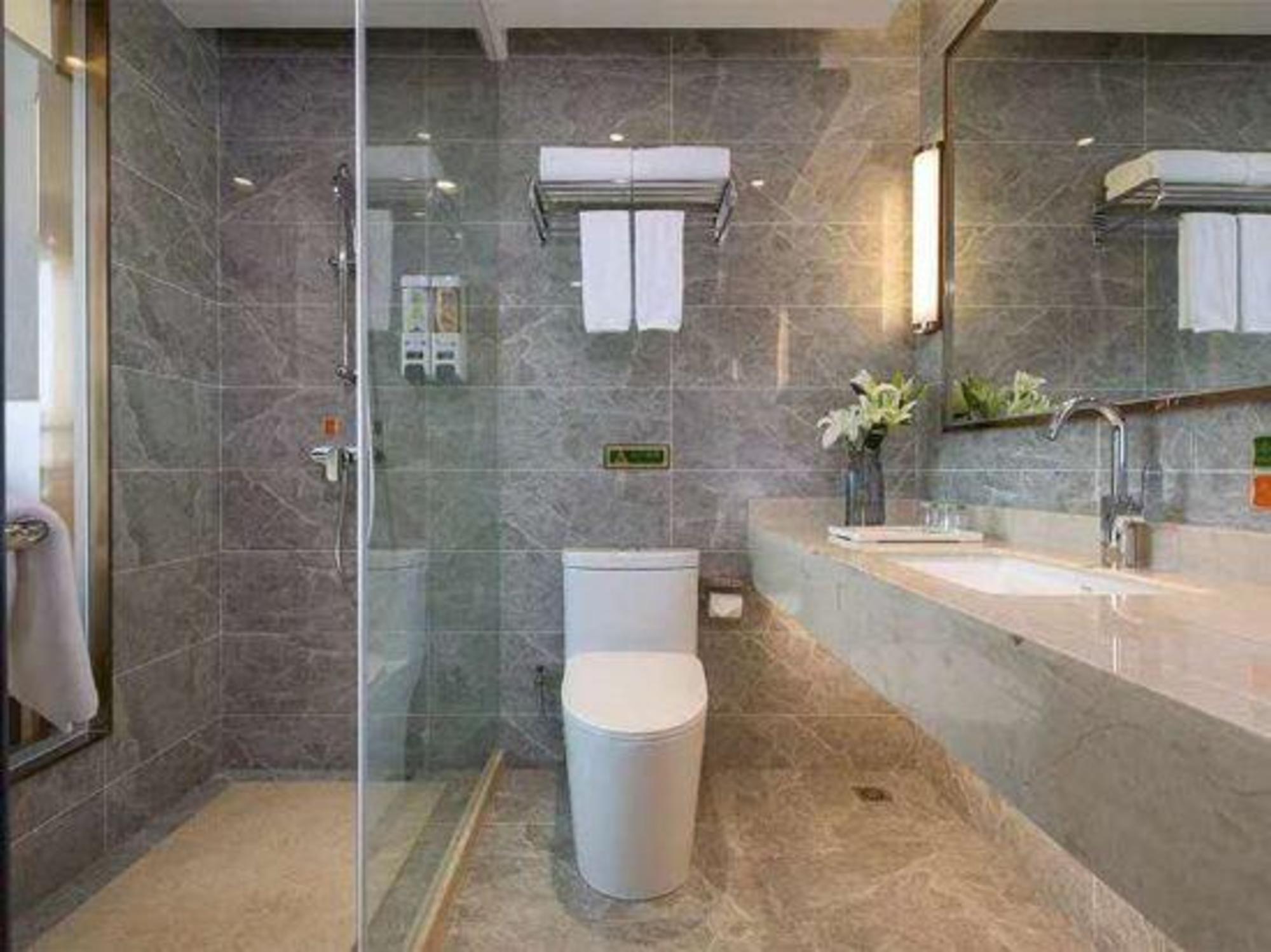 Vienna International Hotel (Huanggang Normal College Ruitian Plaza) 38/39