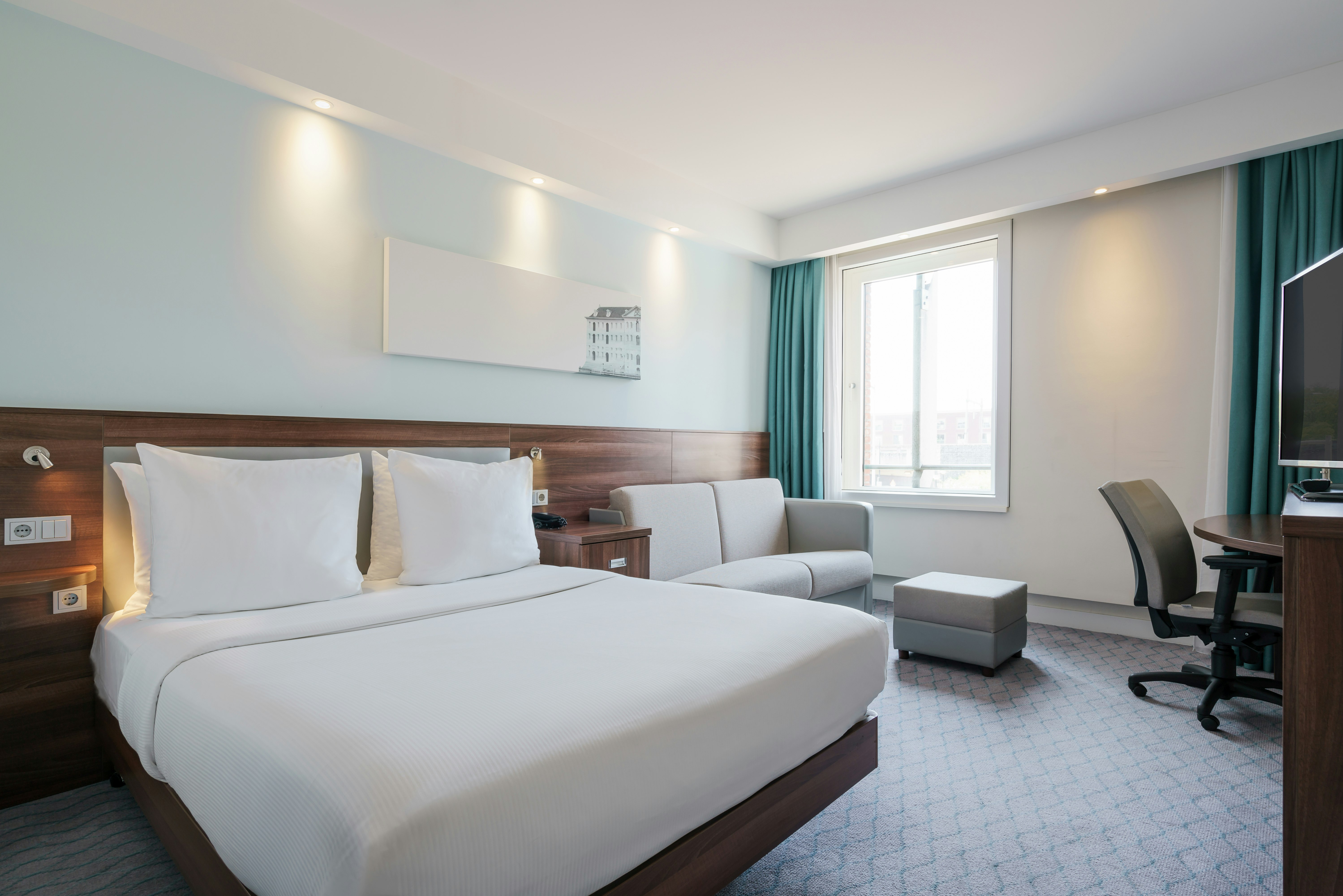 ROOM, QUEEN BED, SOFA