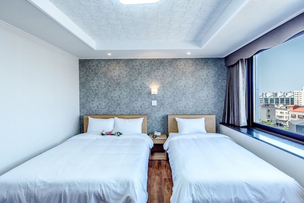 Leslie Hotel 10/42