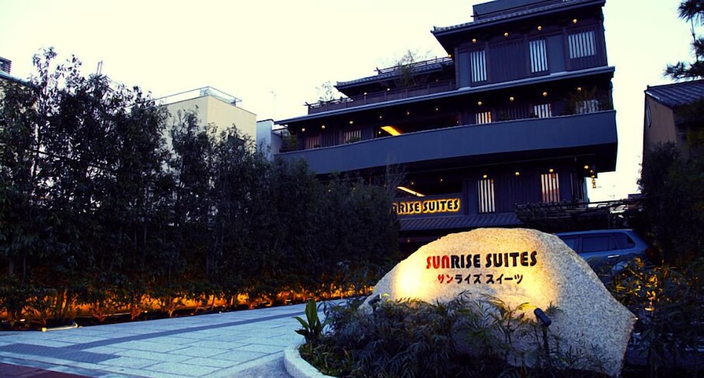 Sunrise Suites 3/35