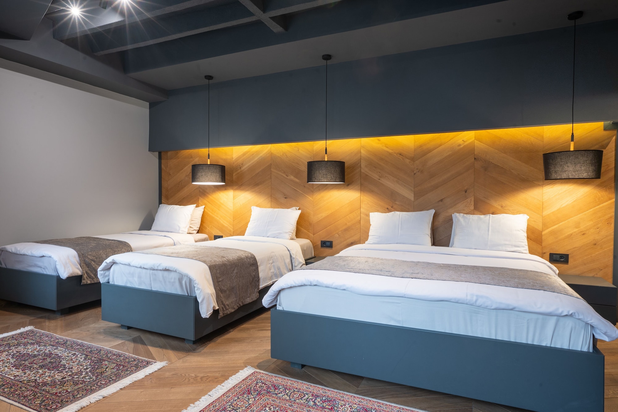 ROOM, QUADRUPLE, MULTIPLE BEDS