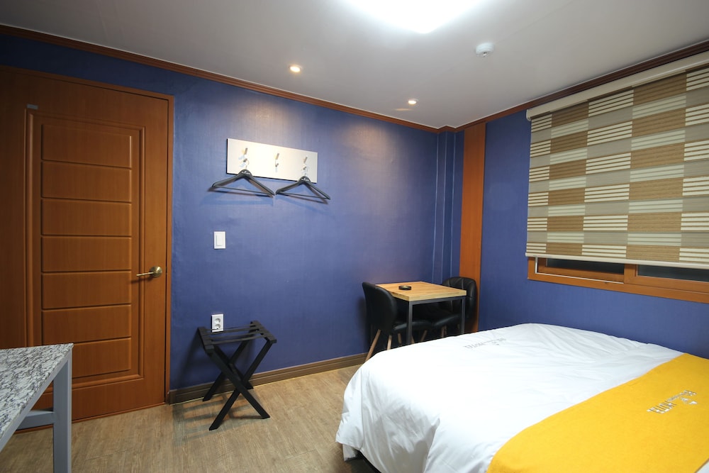 ROOM, DOUBLE BED