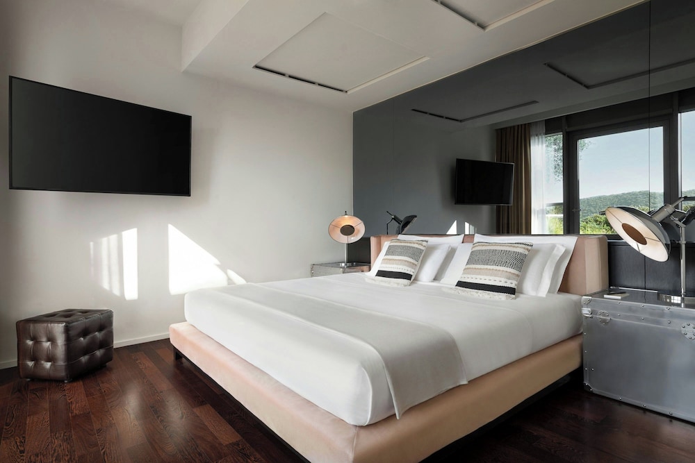 1 Bedroom, Deluxe, Suite, King Bed, Golf Course View