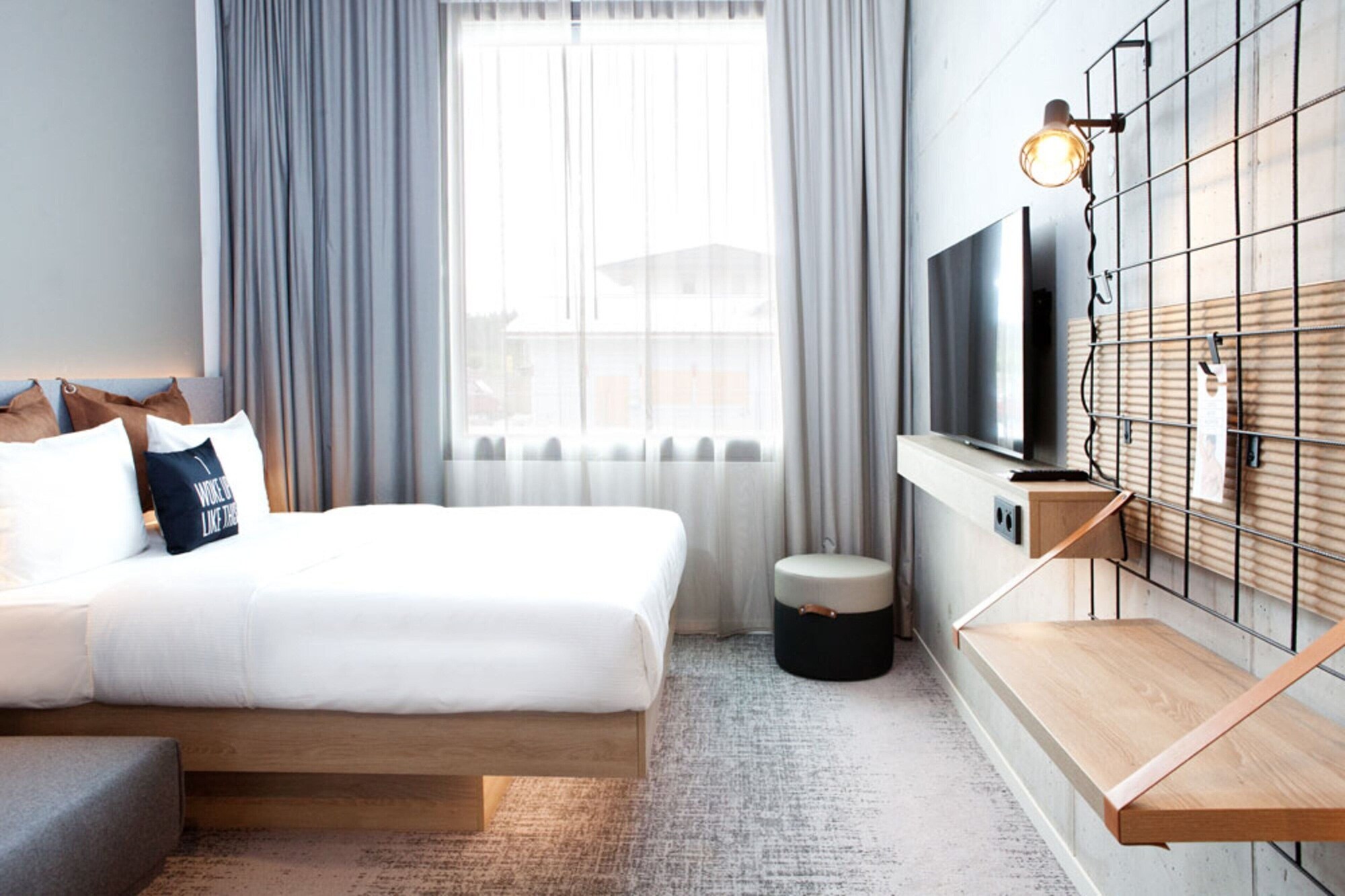 Moxy, Queen Bed
