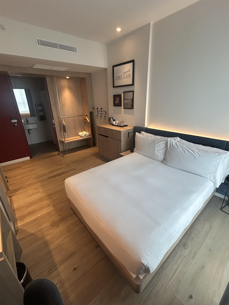 ROOM, QUEEN BED, ACCESSIBLE