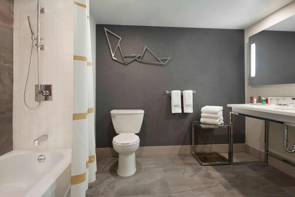 1 Bedroom, Premium, Suite, 2 Double Beds, Stadium View, Sofa، Toronto Marriott City Centre Ex Renaissance Toronto Hotel 2/3