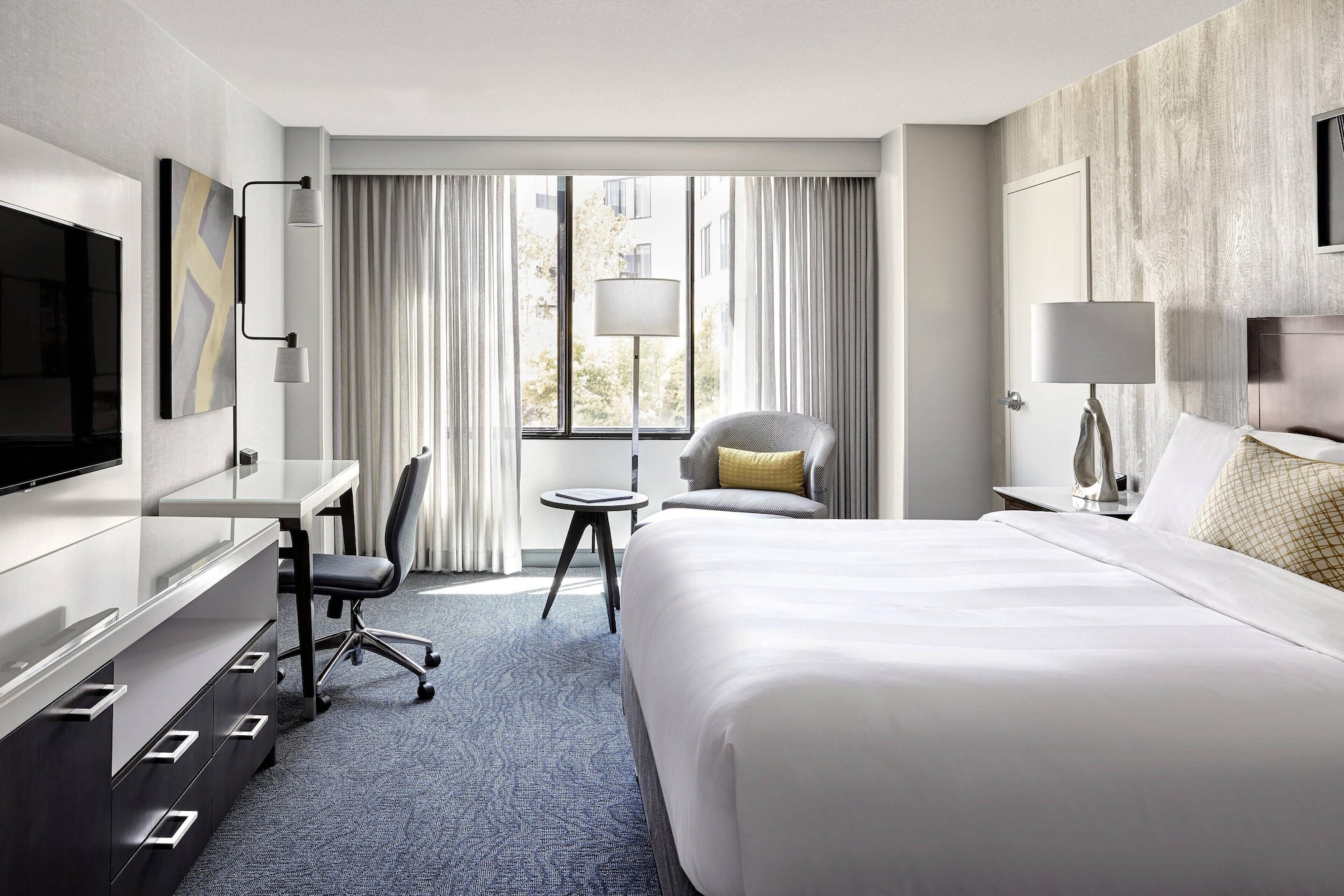 Room, King Bed, Courtyard View