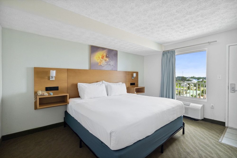 CLASSIC, KING BED, BEACH FRONT, OCEAN OR GULF VIEW