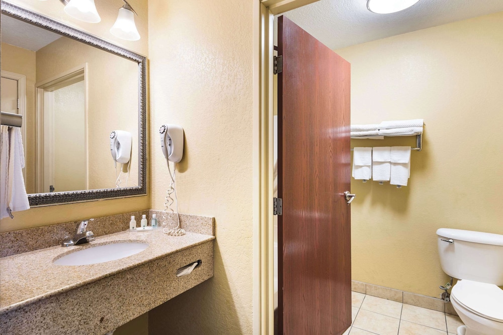 غرفة قياسية بسرير كينج، Quality Inn Des Moines North 6/6