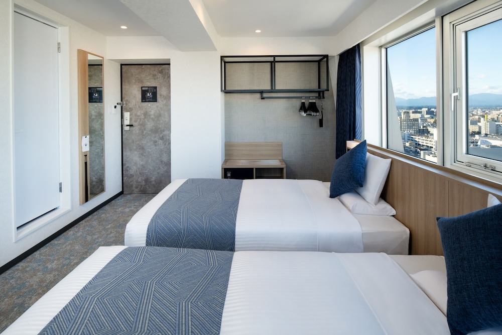 Skytower, Triple, Twin Beds, Sofa