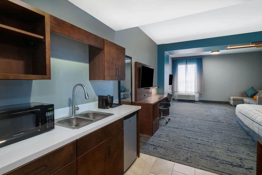 La Quinta Inn & Suites by Wyndham Louisville East 45/45