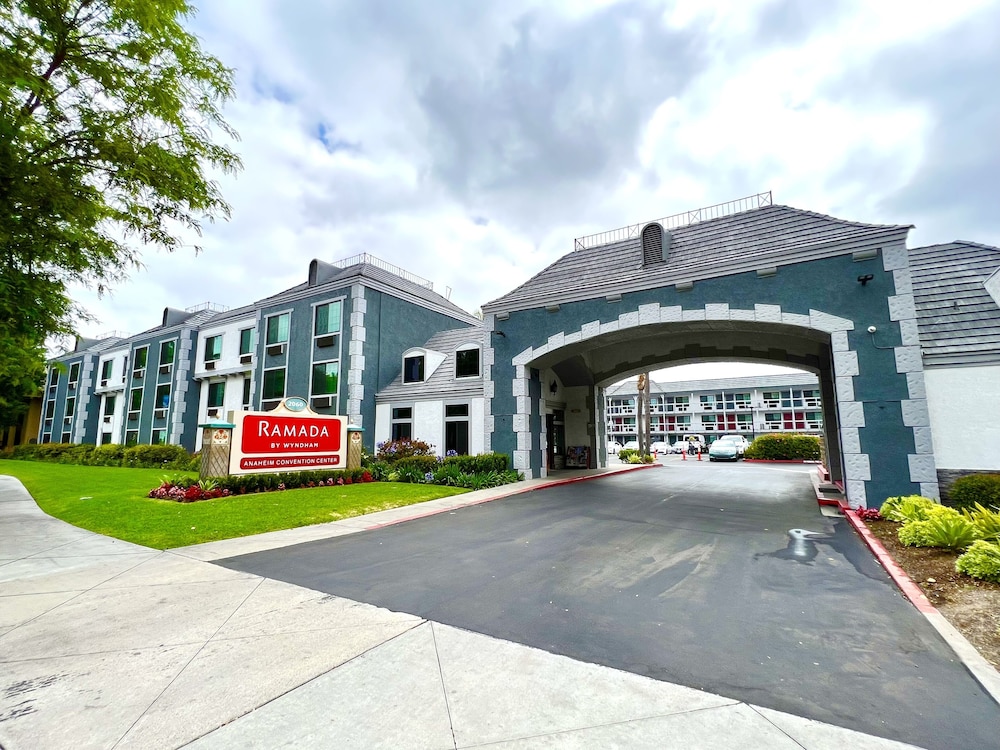 Ramada by Wyndham Anaheim Convention Center 1/40