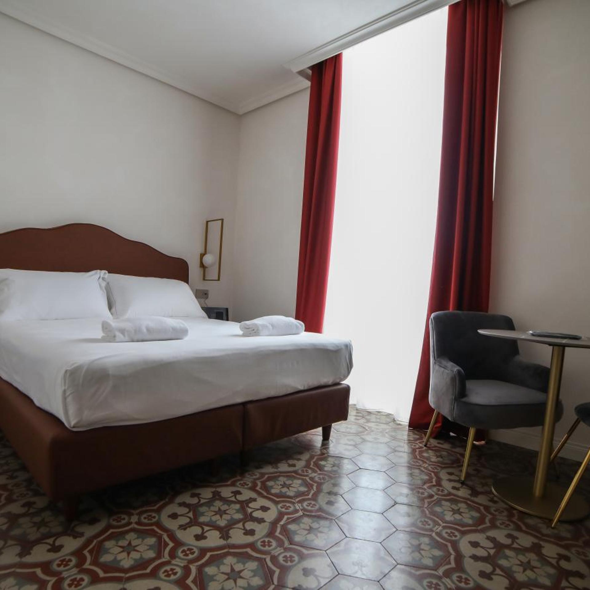 ROOM, DOUBLE OR TWIN BED