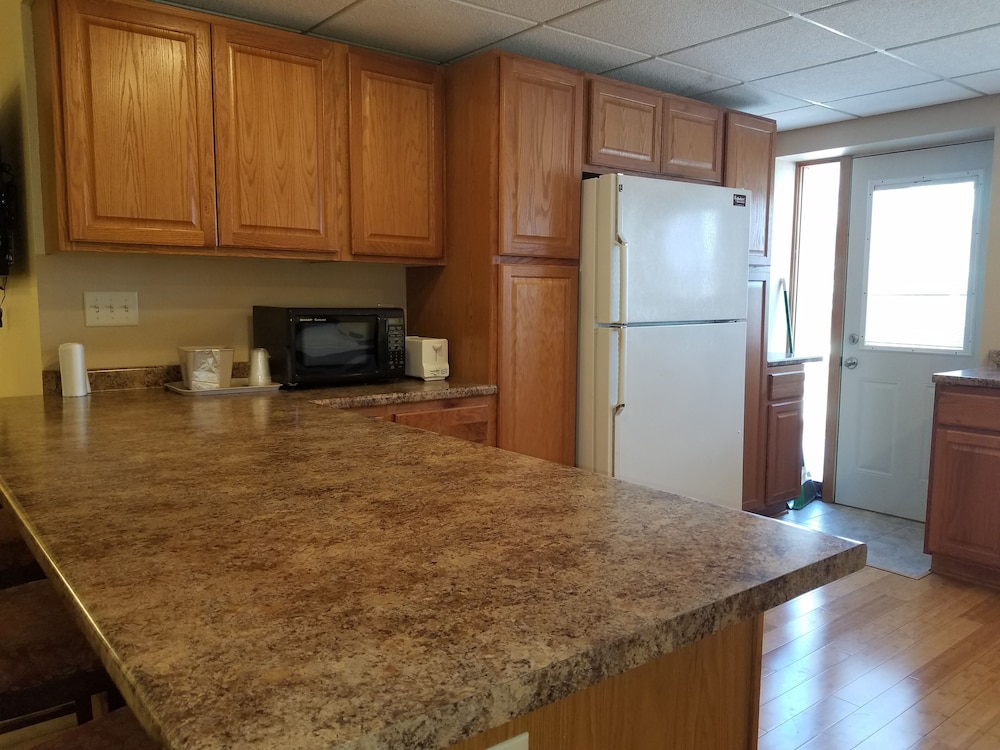 Amber s Inn & Suites 33/71