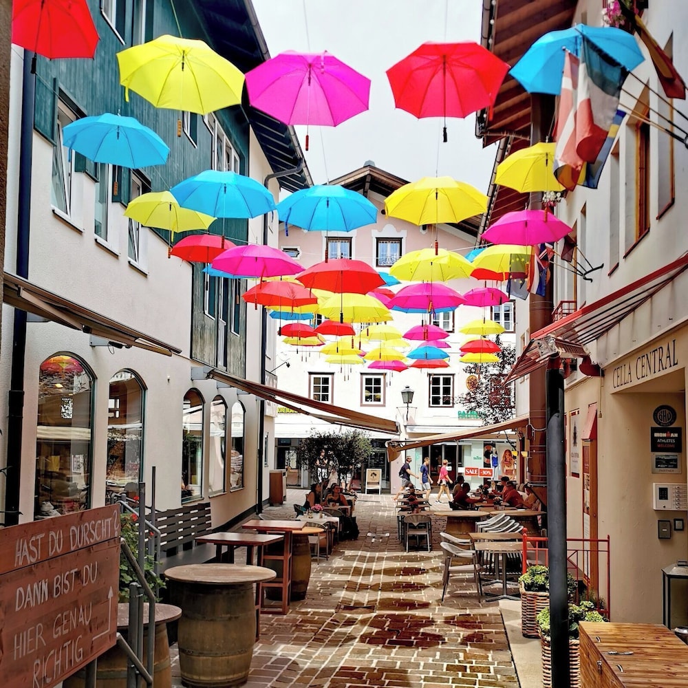 Cella Central Historic Boutique Hotel 60/69