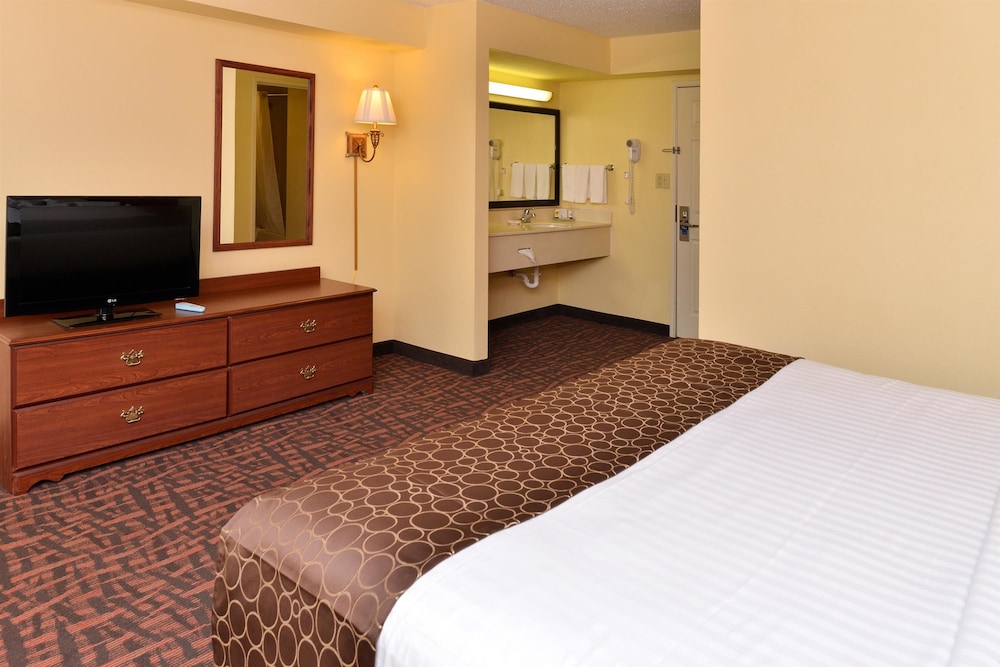 Best Western Louisville East Inn & Suites 13/38