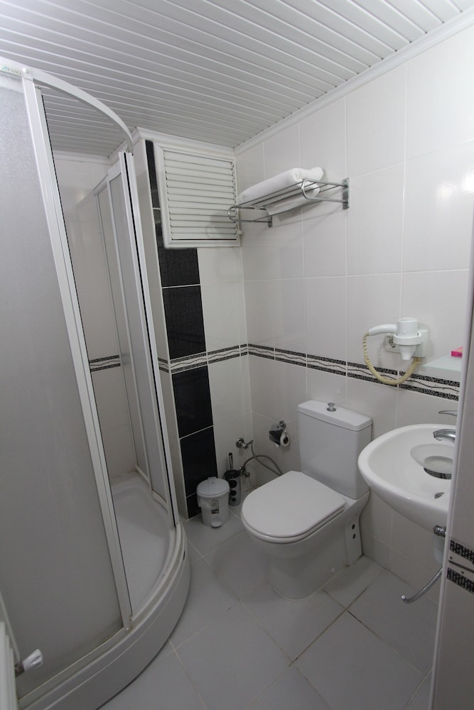 AVE MARIA HOTEL 15/65