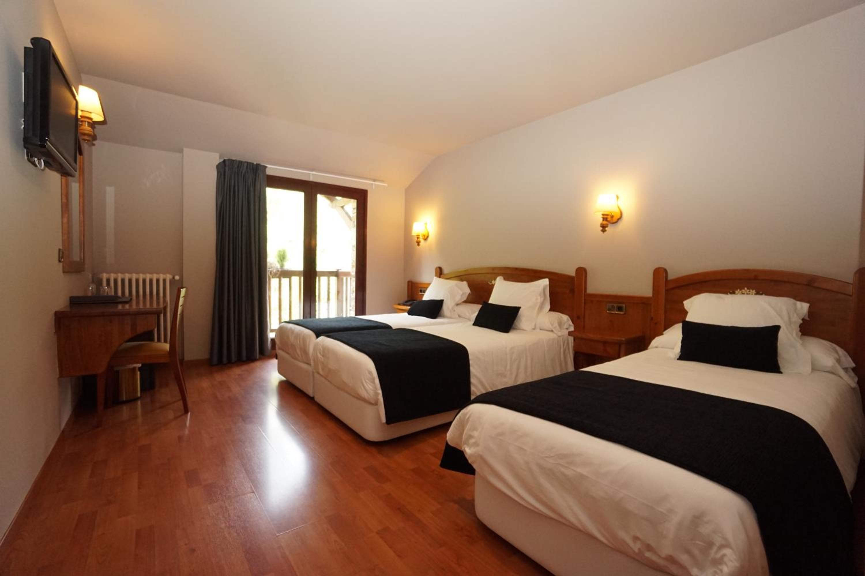 غرفة ثلاثية بسرير فردي بشرفة، Hotel & SPA Niunit 3/6