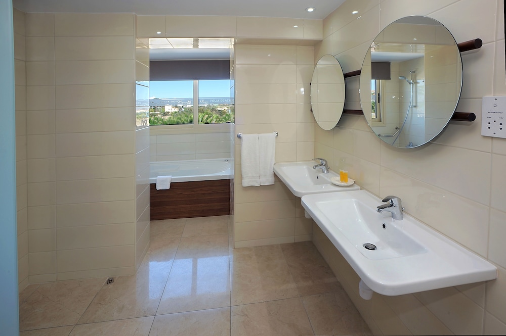 Nelia Beach Hotel & Spa 60/67